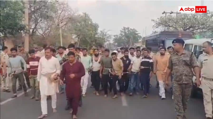 धनबाद: रामनवमी में बवाल करने वालों पर पुलिस का एक्शन, गिरफ्तार कर सड़कों पर निकाला जुलूस