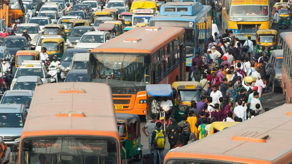 Delhi News: दिल्ली में ट्रैफिक अलर्ट, रामनवमी पर पहाड़गंज के इन रास्तों से बचें, पढ़ें एडवाइजरी