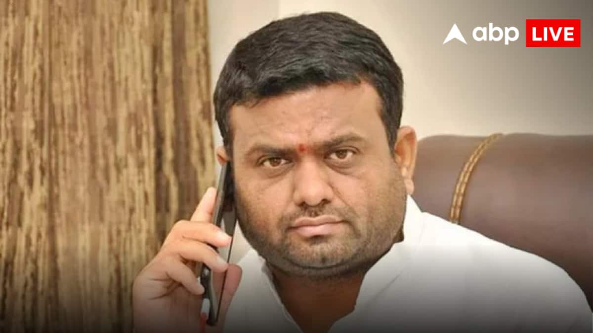 Moinabad Drug Case: ड्रग कांड में सियासी तूफान! BRS चीफ KCR ने दिखाई सख्ती, रोहित रेड्डी को थमाया शोकॉज़ नोटिस, 7 दिनों में मांगा जवाब